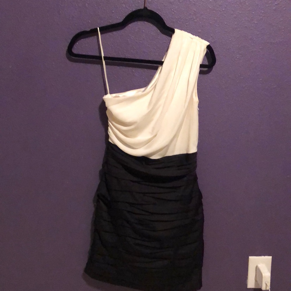 EXPRESS WHITE &BLACK DRESS - Picture 2 of 3